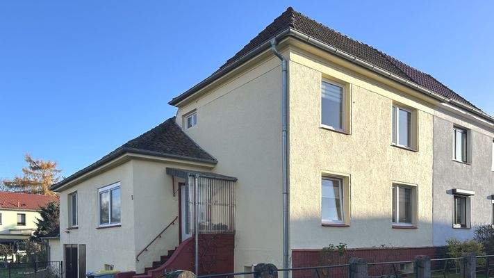 strassenseitige Gebäudeansicht