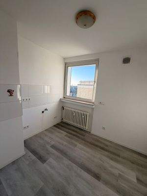 Leere Küche mit Fenster