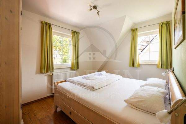 1. Schlafzimmer mit 2 Fenstern.jpg