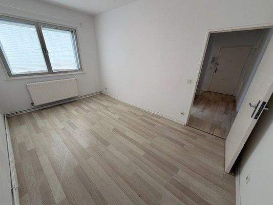 Leeres Zimmer mit Fenster