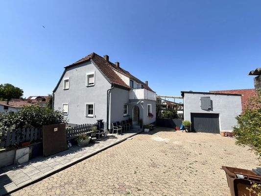 Gesamtansicht von Haus mit Nebengebäude und Hof