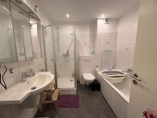 Bad im EG mit Dusche und Wanne