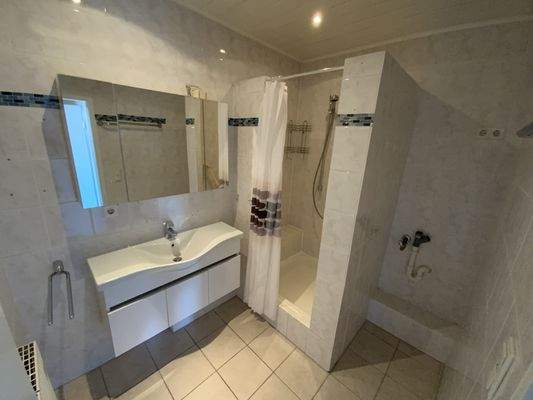 Badezimmer mit Dusche