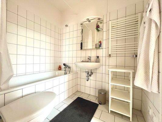 Voll verfliest ist das funktionale Wannenbad