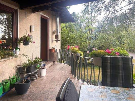 Blick in den Garten von Balkon/überdachter Terrasse - OG