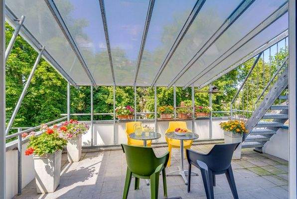 Dachterrasse mit Blick in den Garten