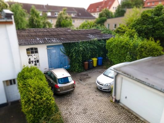 Zufahrt + Rückwärtiges Gebäude