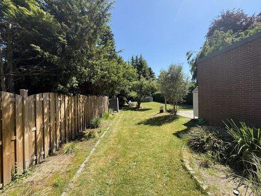 seitlicher Weg am Haus