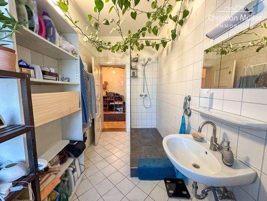 Tageslicht-Badezimmer mit Dusche und Waschmaschinenanschluss