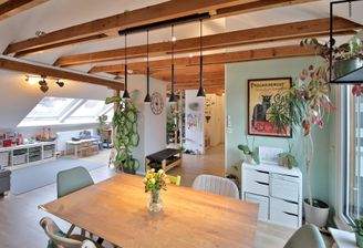 Essbereich mit Blick zum Wohnbereich