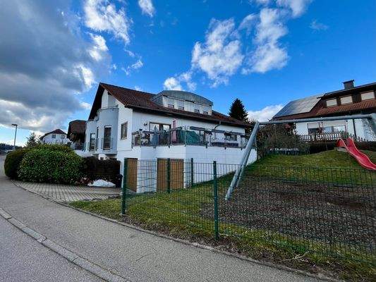 Haus mit Garten und Rutsche