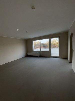 Wohnzimmer mit Balkonzugang