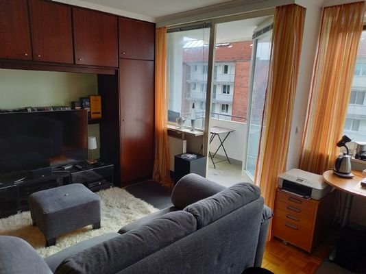 Wohnzimmer mit Balkon