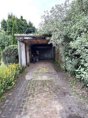 Carport mit dahinterliegender Garage