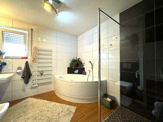 Badezimmer mit Dusche und Wanne