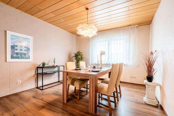 Helles Esszimmer mit 