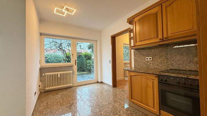 Essküche und Wohnungseingang