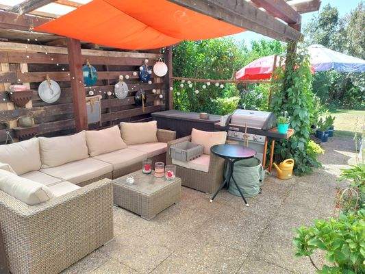 Schattenterrasse vor Küche.jpg