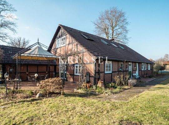 Seitenansicht mit überdachter Sonnenterrasse