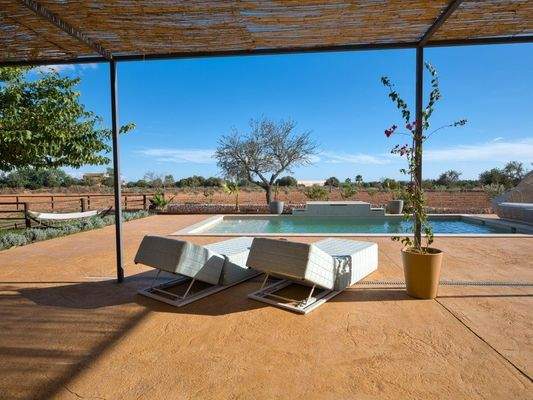 Terrasse mit Blick auf den Pool
