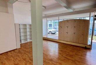 Hauptraum mit Schaufenster