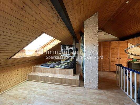 Zimmer im Dachgeschoss mit Blick zum Fenster