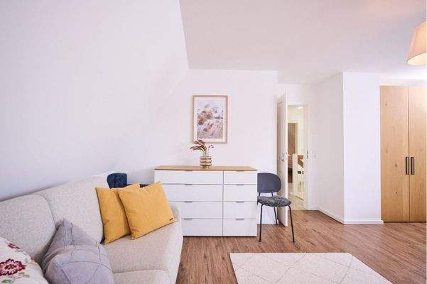 Helles Schlafzimmer mit viel Platz im Dachgeschoss