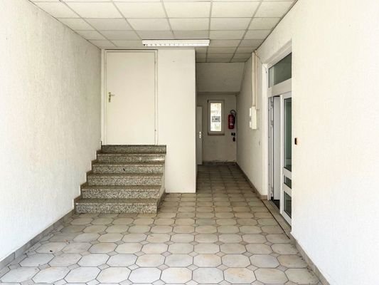 Treppenhaus zwischen Lager und Büro