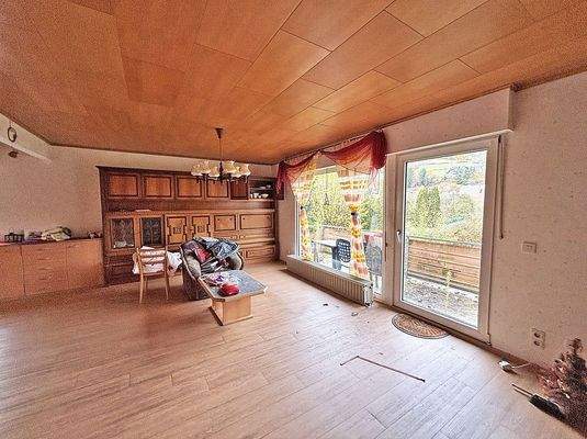 Wohnzimmer im Erdgeschoss mit Zugang zum Balkon