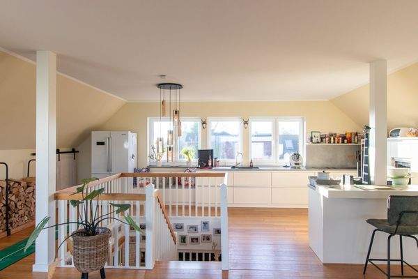 Die moderne Küche  mit freistehendem Arbeitsbereich