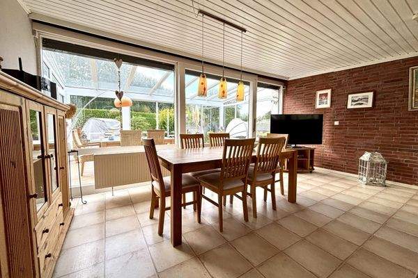 Essbereich mit Blick in den Wintergarten