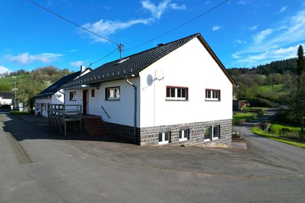 Ruhig gelegenes, freistehendes Wohnhaus mit 3 Wohneinheiten in Rockeskyll