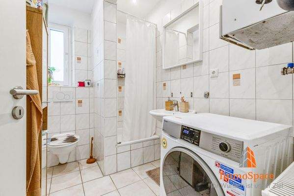 Badezimmer mit Waschmaschinenanschluss