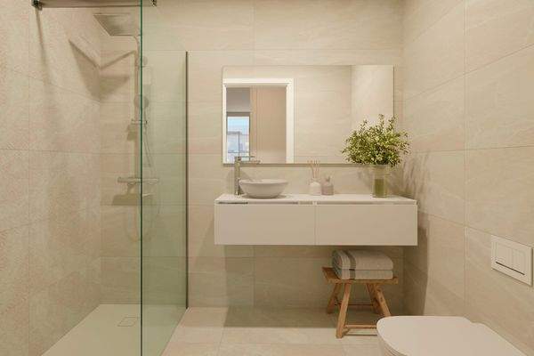 Badezimmer mit ebenerdiger Dusche