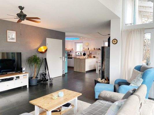 Blick in den Wohn-, Ess- und Kochbereich