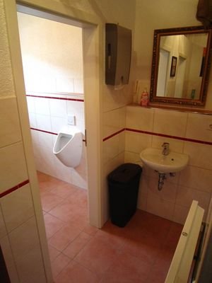 Herren-WC u. Waschtisch, EG