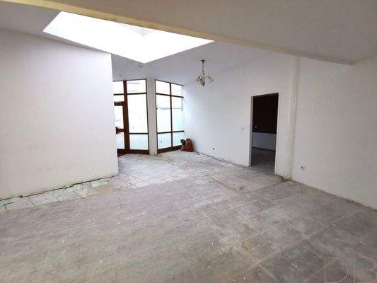 großer Raum mit Lichtkuppel