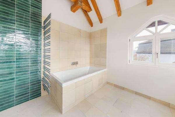 Mit moderner Badewanne