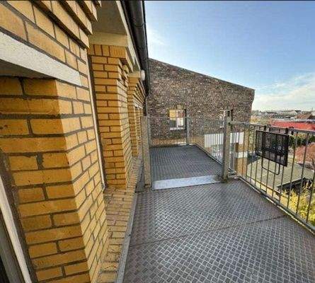 sonniger großer Balkon