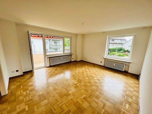 Geräumiges Wohnzimmer