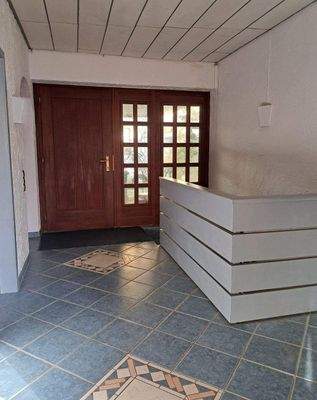 Eingangsbereich mit Kellertreppe