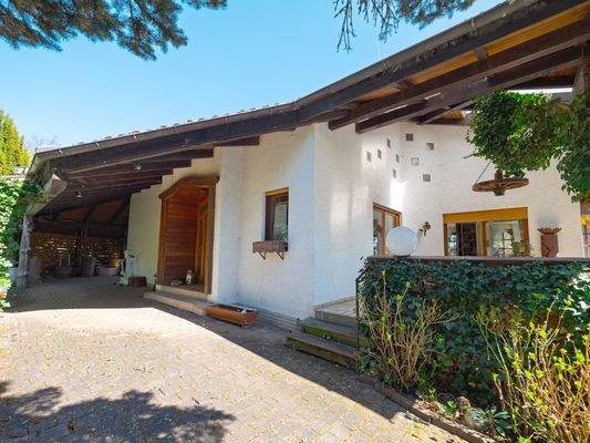 Hauseingang und Terrasse