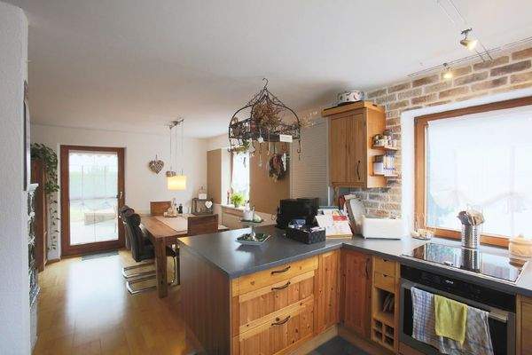 Küche zum Essbereich