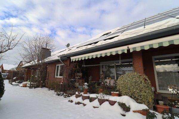 Außenansicht mit PV Anlage