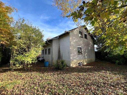 Mit viel Grün und Baumbestand