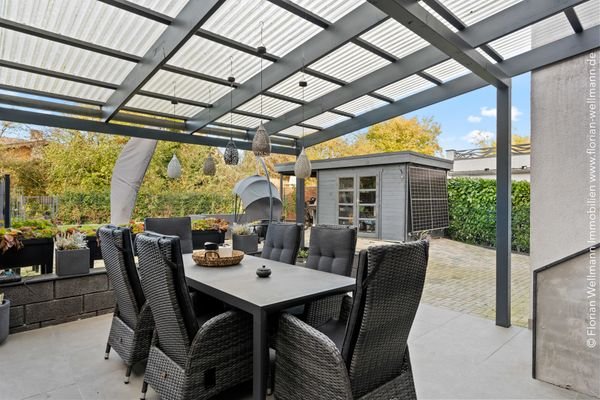 25,38 m² überdachte Terrasse mit Blick in den neu gestalteten Garten und zum Gartenhaus (2023)