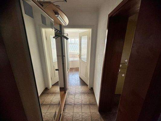 Flur mit Garderobe  (EFH)