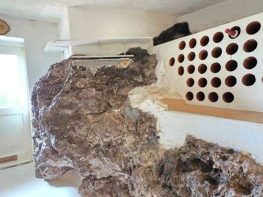 Der Achatfelsen IM Haus mit Weinlager