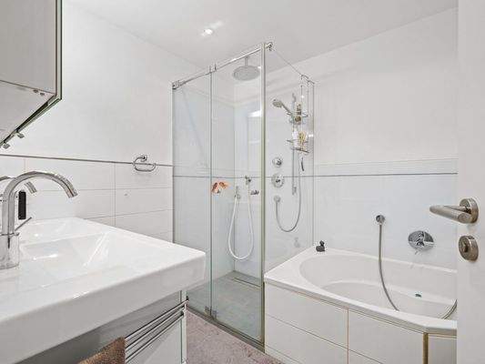 Badezimmer Dusche und Badewanne