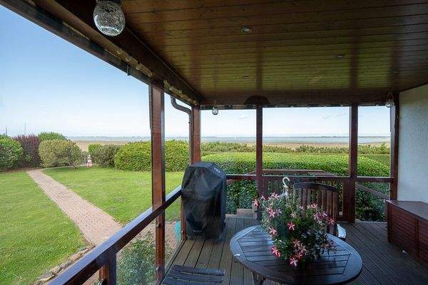 Überdachte Terrasse an der Küche